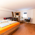 Schlafzimmer eines Appartementes im Hotel Waldgasthof Bad Einsiedel in Seiffen