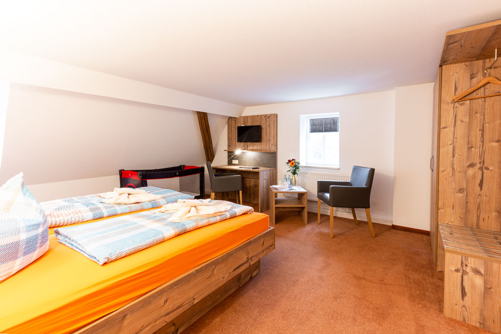 Schlafzimmer eines Appartementes im Hotel Waldgasthof Bad Einsiedel in Seiffen