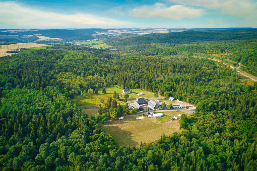 Hotel Seiffen Luftaufnahme! Der Waldgasthof Bad Einsiedel mit seinen über 40.000qm Grundstück. Mitten im Grünen, in ruhiger naturnaher Randlage zu Seiffen genießen Sie frische Luft, frischen Waldduft und den einigen Lärm den Sie hören, ist aus der Natur.